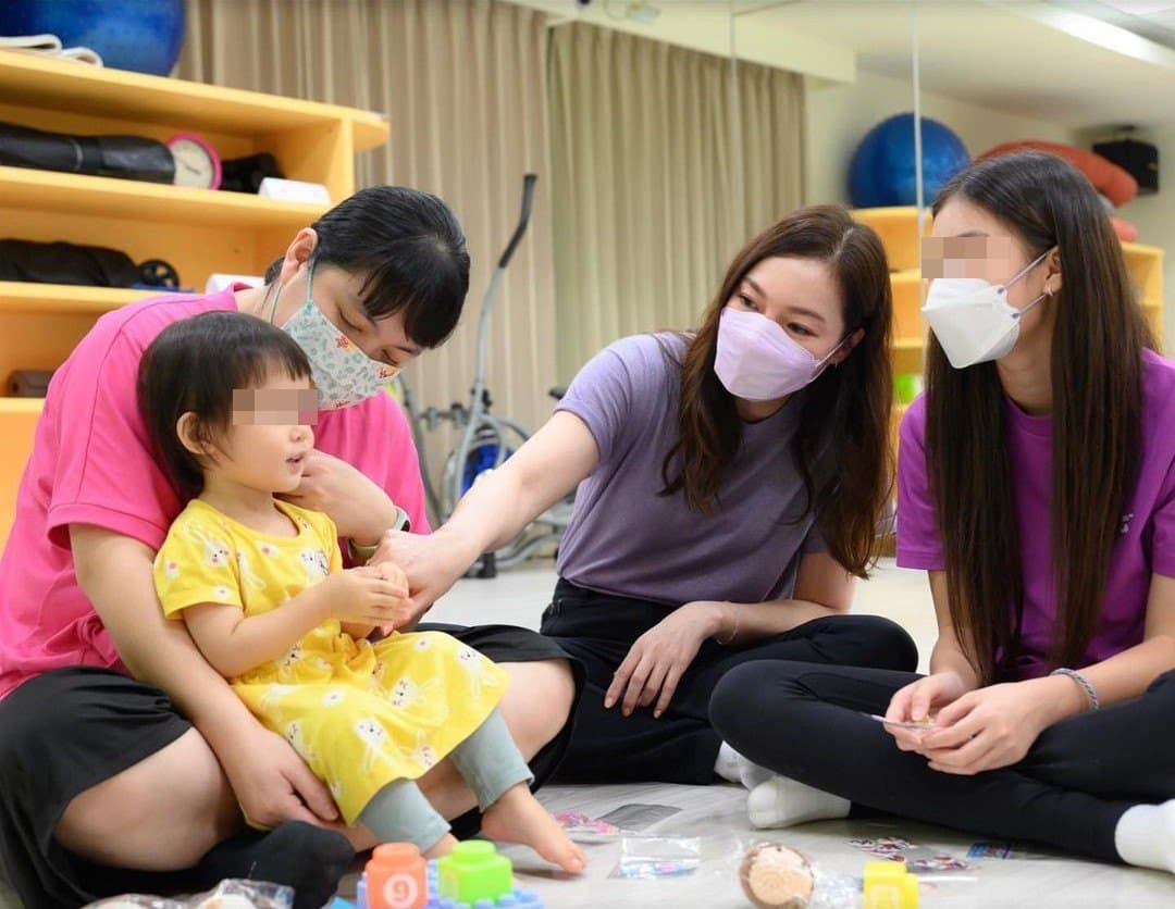 曾馨瑩(右二)與大女兒妞妞(右)一起到早產兒基金會。(翻攝曾馨瑩IG)