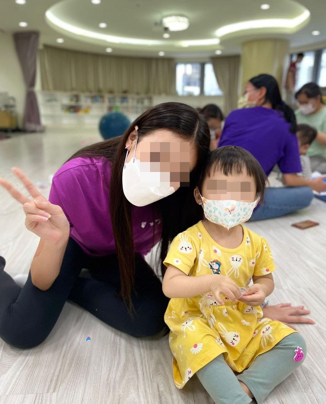 13歲的妞妞(左)加入媽媽行列,一同做公益。(翻攝曾馨瑩IG)