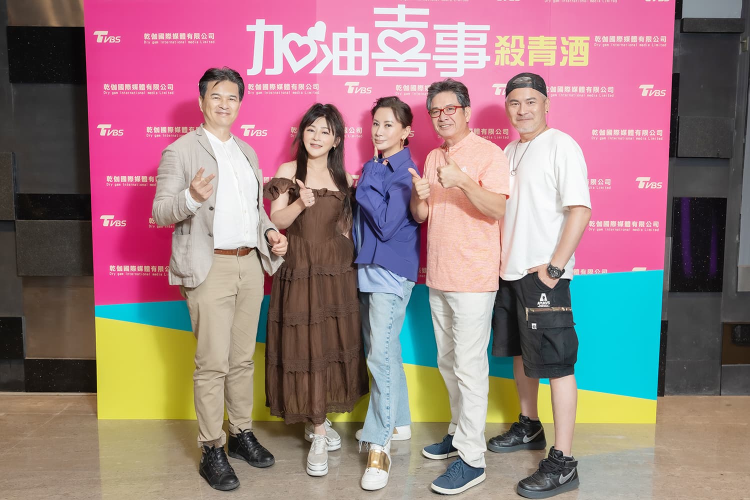 李興文(左起)、王彩樺、陳亞蘭、洪都拉斯、馬國賢不捨殺青。(TVBS提供)