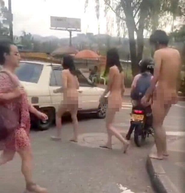 2女1男全身赤裸走在大街上。(翻自《每日星報》)