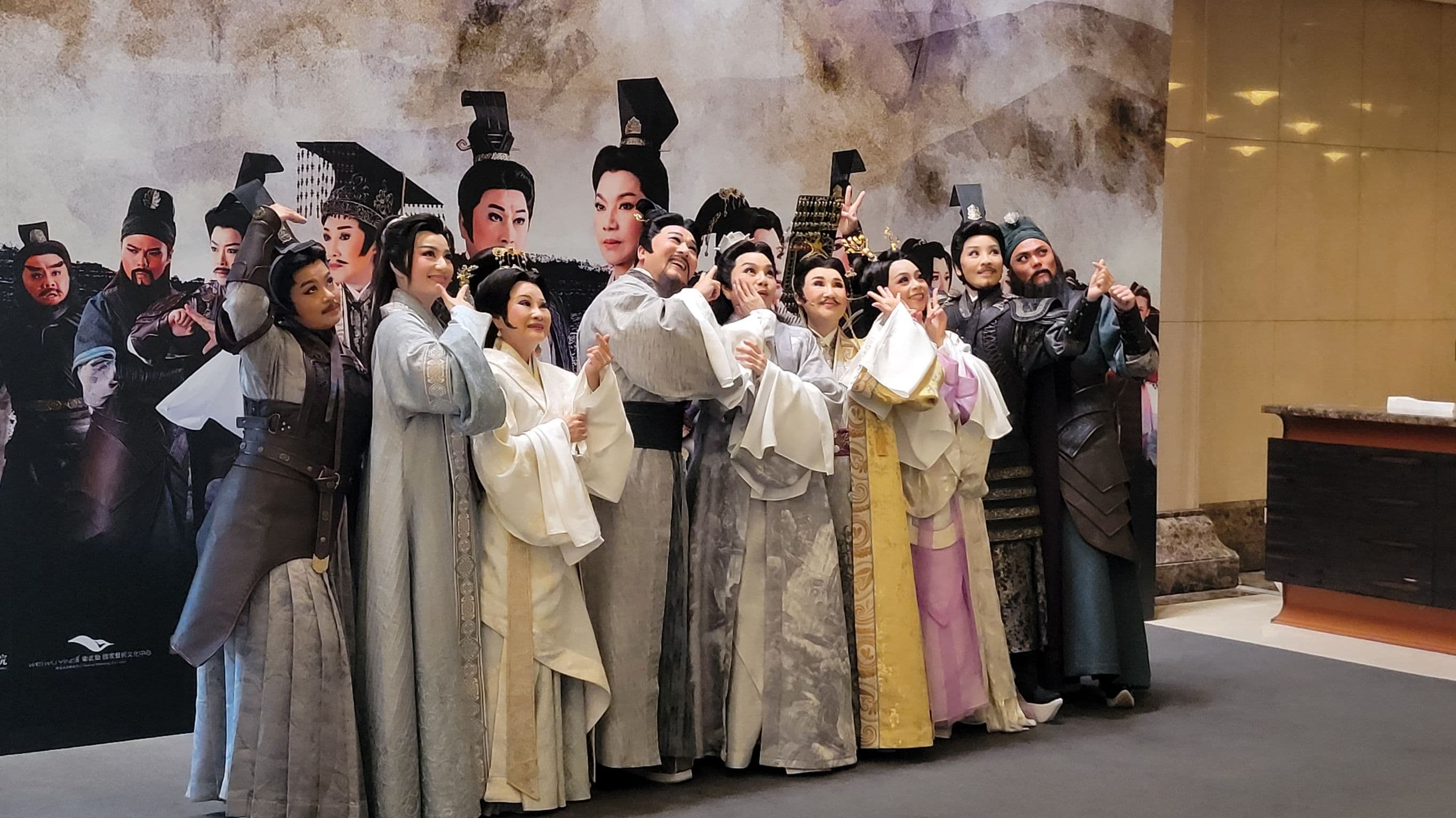《臥龍:永遠的彼日》主演群一起比可愛動作拍照,現場笑聲不斷。