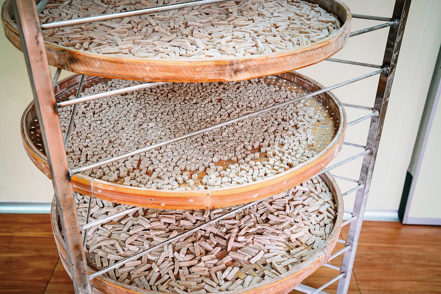 麻粩最重要的菓心是以圓糯米磨成粉、狗蹄芋搗為泥,混合蒸熟至麻糬狀態,再切塊、日曬。