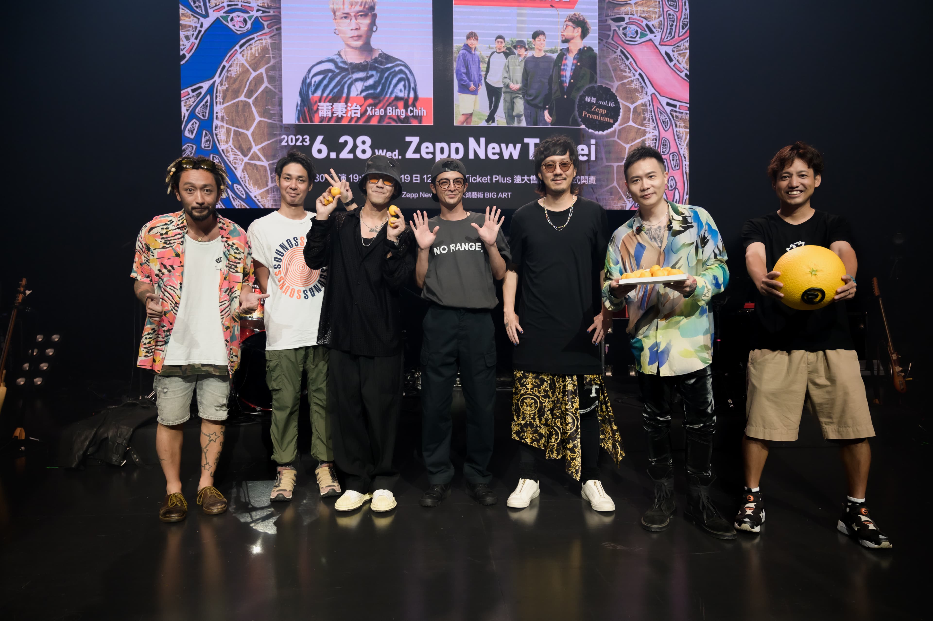 鼓鼓(左三)和蕭秉治(右二)準備了壽「橘」饅頭替HIROKI(右)慶生。(Zepp New Taipei / 大鴻藝術BIG ART提供)