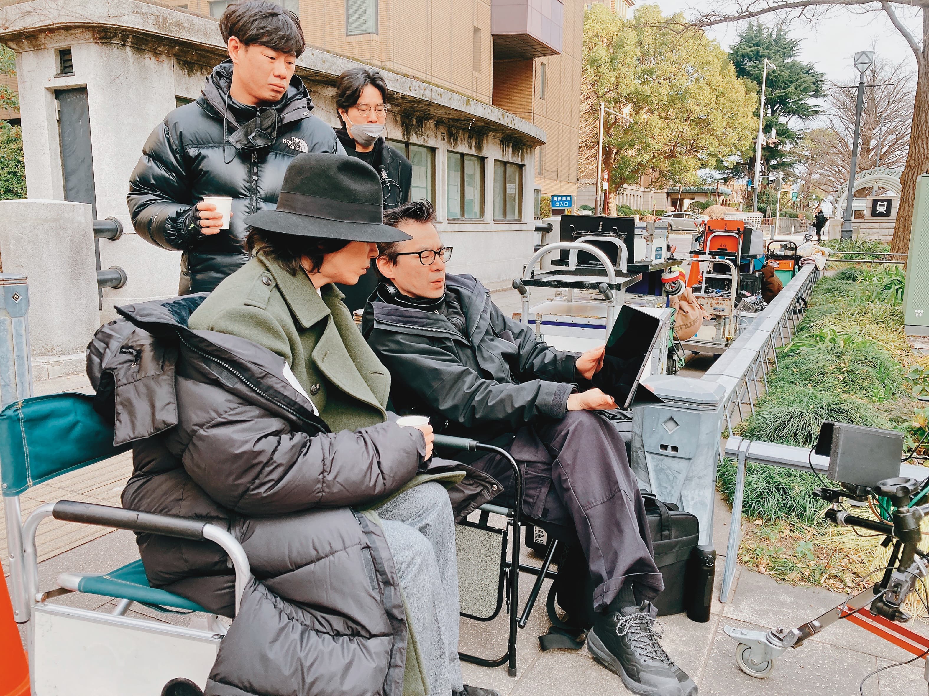 導演李宰漢(前排右)在片場積極與山下智久(前排左)對話溝通,山下表示首次合作獲益良多。(天馬行空提供)