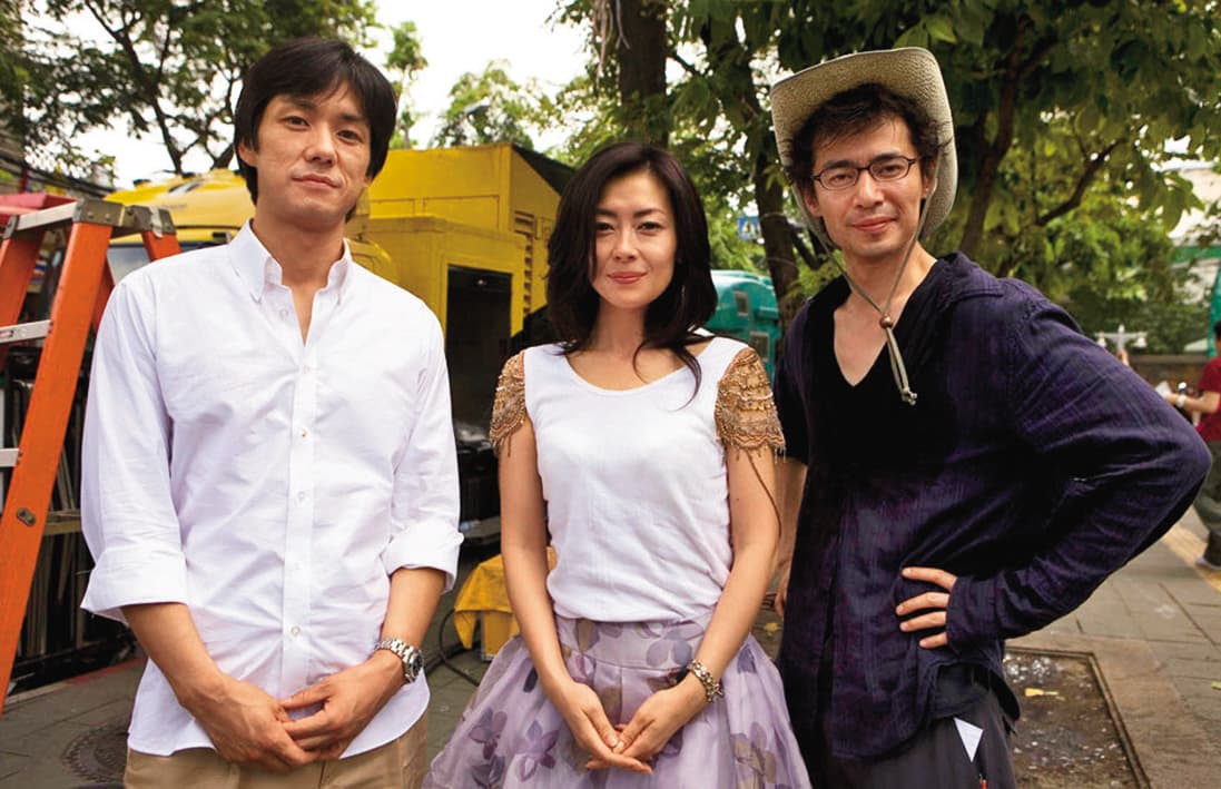 李宰漢(右起)執導、中山美穗與西島秀俊演出的電影《再見,總有一天》,在日本熱賣12億日圓。(翻攝自Daum Movie)