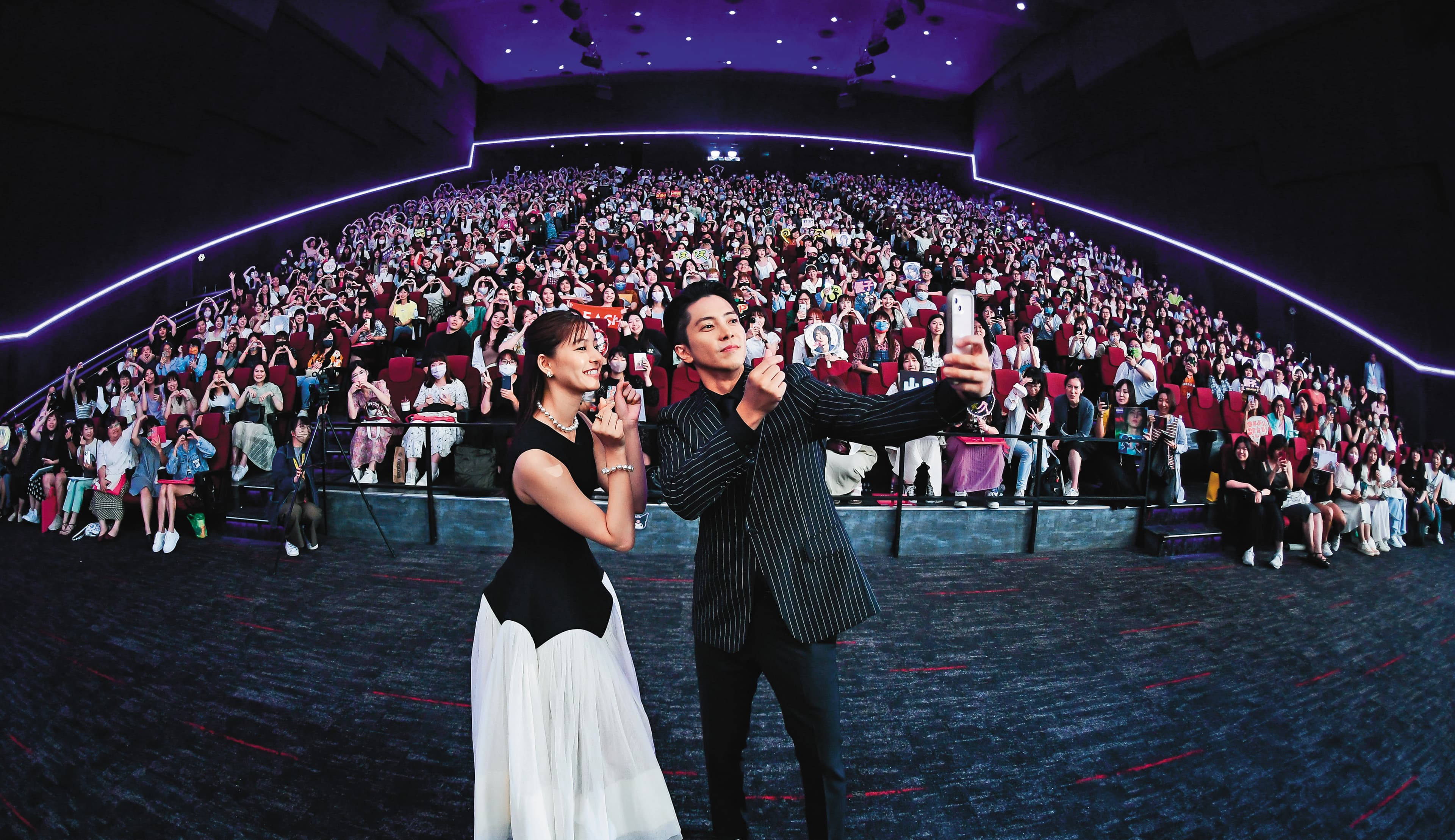山下智久(右)與新木優子(左)在台出席3場《SEE HEAR LOVE看不見聽不見也愛你》放映,親切與台灣影迷合影留念。(天馬行空提供)