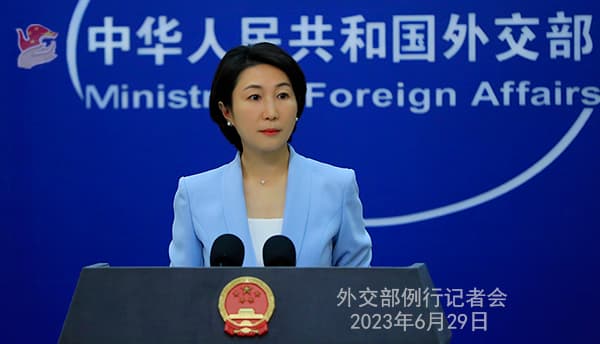 中國外交部發言人毛寧直言,「我們對布林肯有關言論表示不滿」。(翻攝自中國外交部官網)