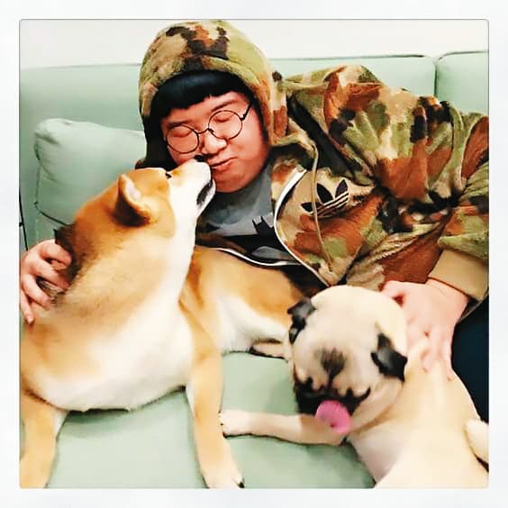 陳彥佐家裡養了兩隻毛小孩,柴犬Maru 跟巴哥犬Mei Mei ,9歲的牠們平日愛黏著他在沙發睡覺
