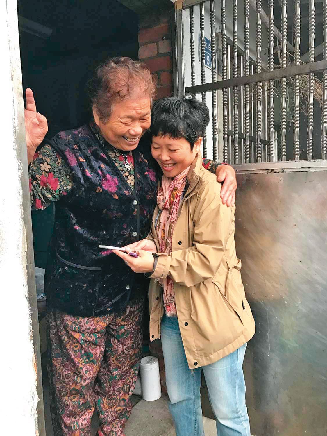 2016年,魏明毅(右)曾在基隆導覽活動中巧遇之前田野受訪對象。(賴佩瑜社工提供)