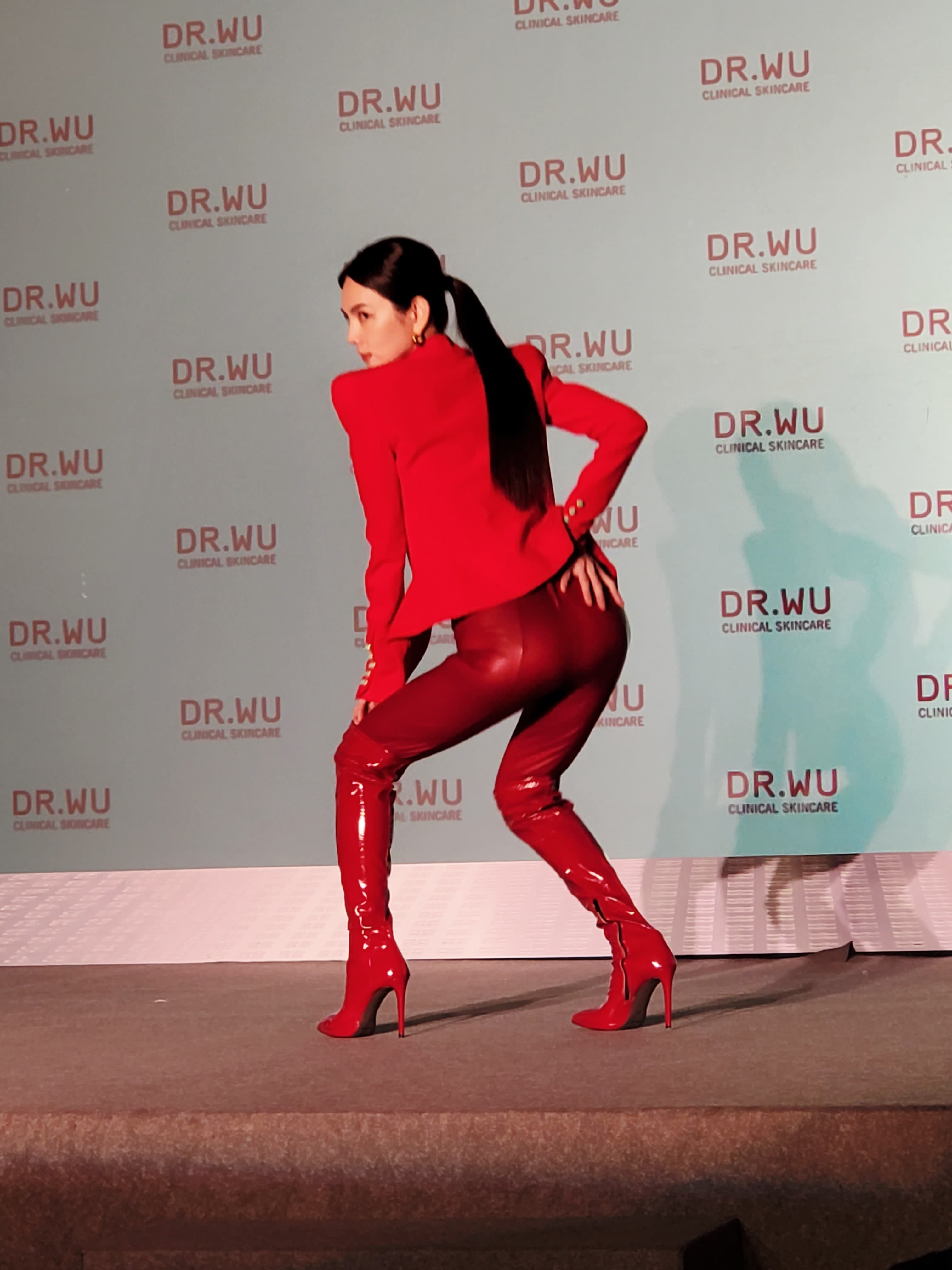 Ella出道22年,不只顏值、膚質維持不變,身材曲線也相當傲人。