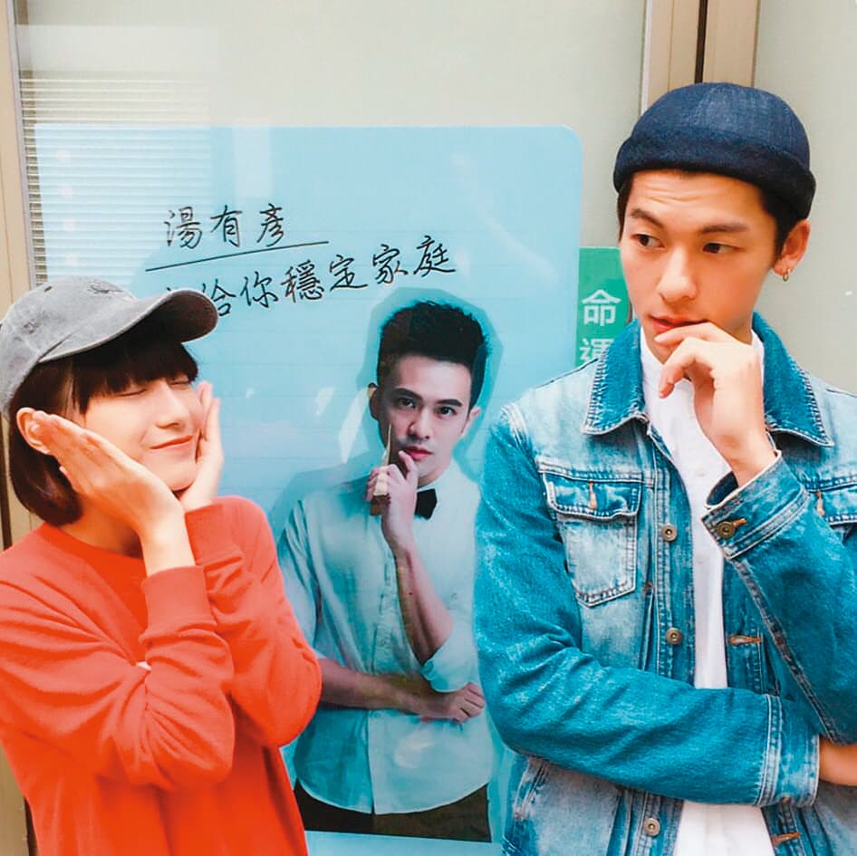 曾與許光漢(右)合唱〈Come Back to Me〉,葉曉霏(左)笑稱沒搜尋對方,還是常滑到他的IG動態。(翻攝自葉曉霏IG)