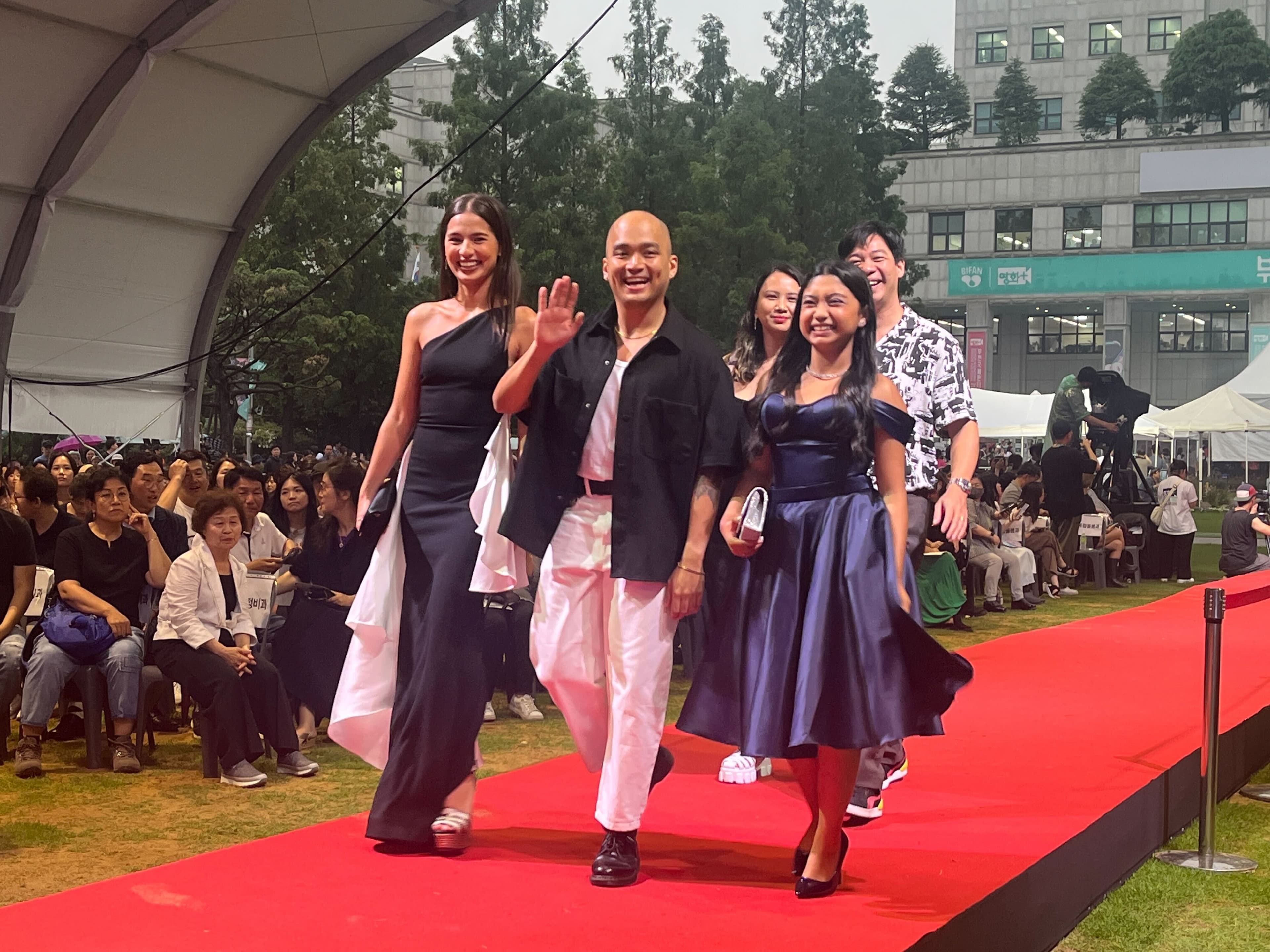 《In My Mother’s Skin》導演Kenneth Dagatan(中)與劇組成員抵達開幕式共襄盛舉。(文策院/提供)