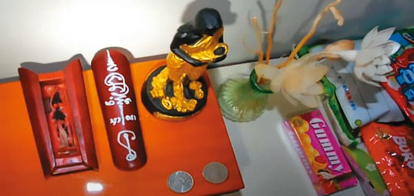 李男住處的客廳櫃子擺放詭異神龕,令人毛骨悚然。(翻攝畫面)