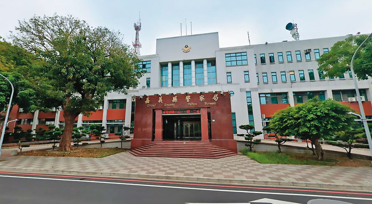 嘉義縣警局(圖)2年前爆發員警偷拍女上司及女同事的醜聞。(翻攝Google Maps)