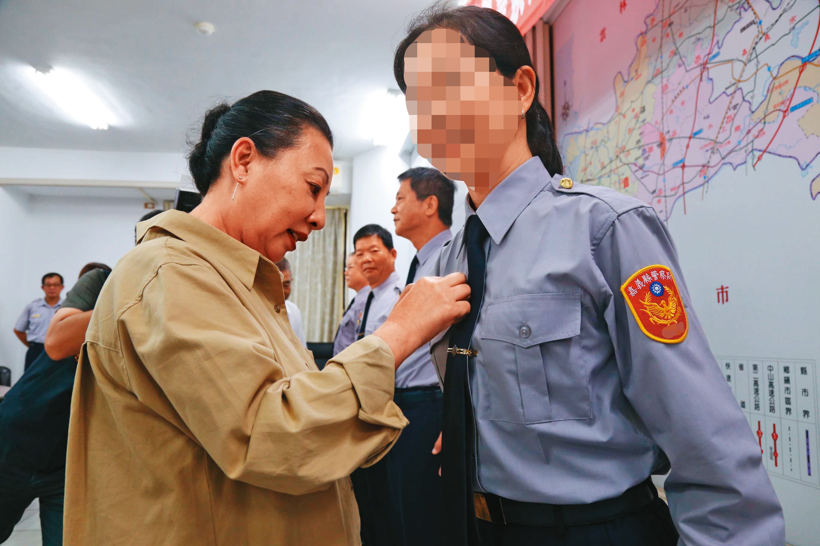 前嘉義縣警局警官A小姐(右)表現優異,曾獲前縣長張花冠(左)表揚。(讀者提供)