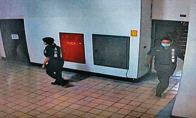 監視器的畫面顯示,A小姐進入廁所後,陳姓員警立刻尾隨偷拍。(讀者提供)