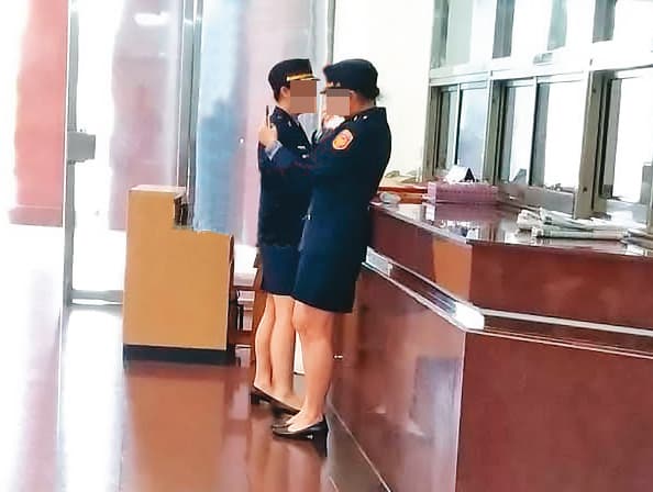 從陳姓員警的手機、針孔攝影機及硬碟中,發現許多女子的不雅影像。(讀者提供)