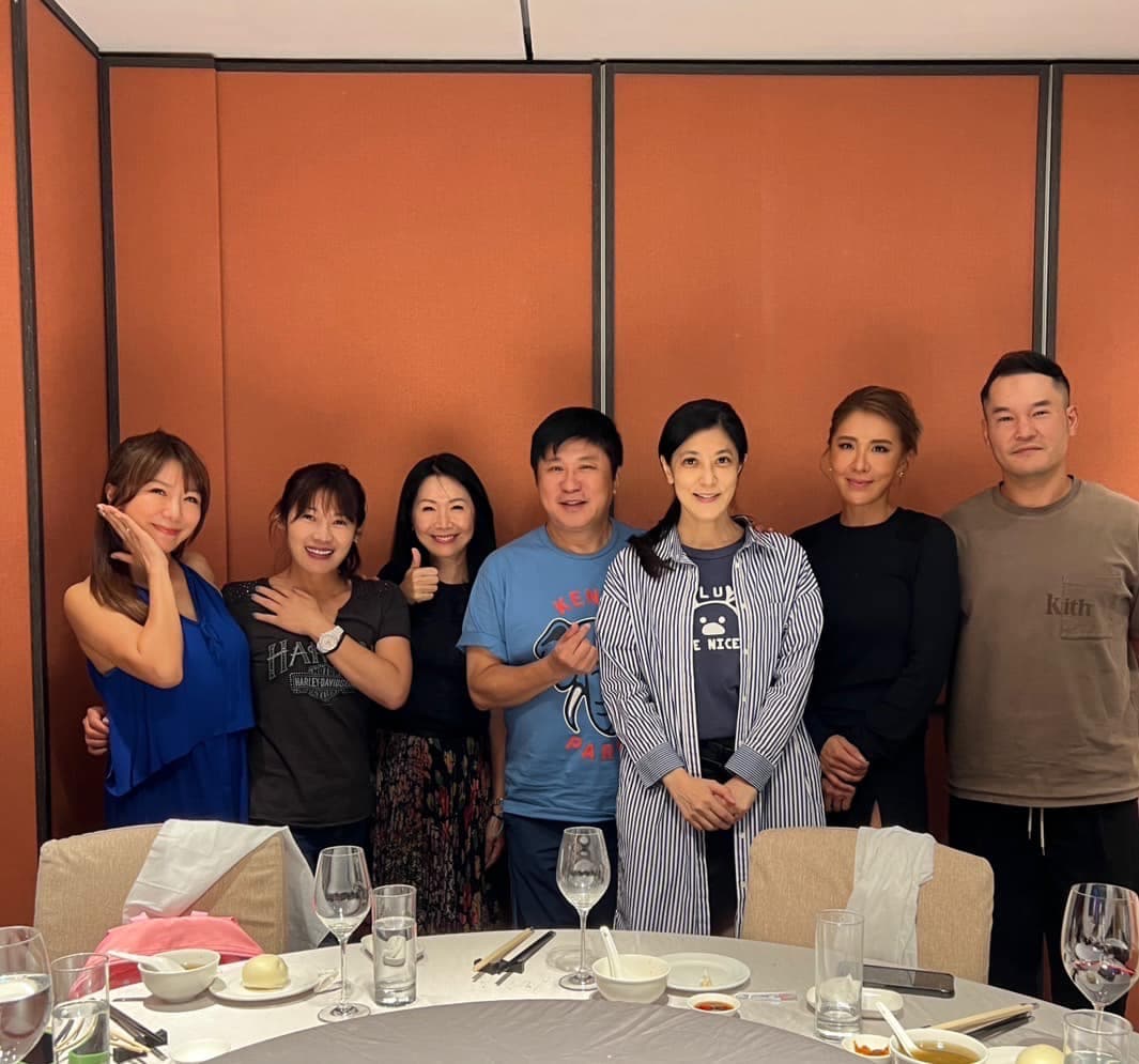小禎帶著緋聞男友丁春霆與胡瓜、佩甄聚餐。(翻攝自佩甄臉書)