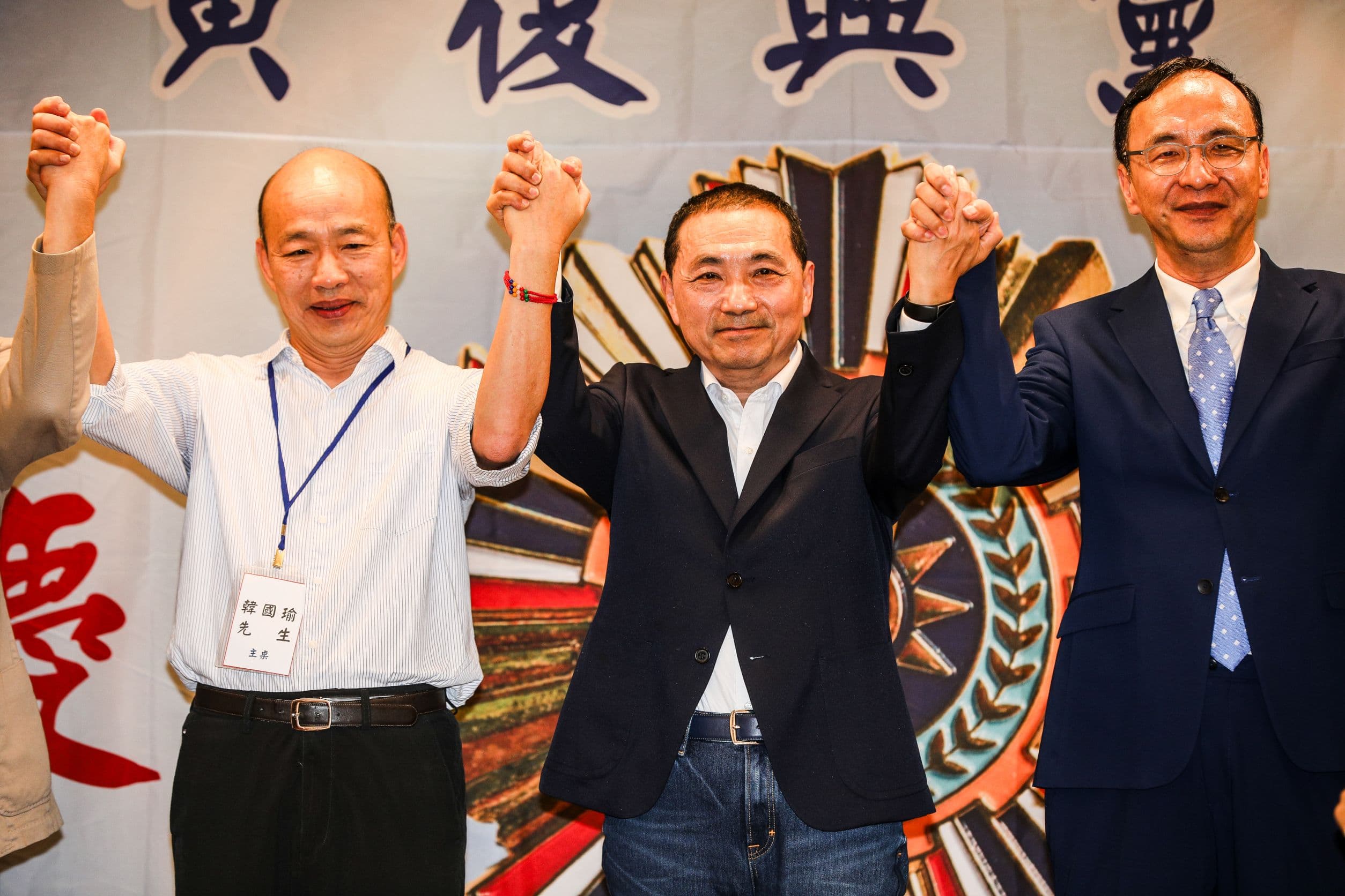 韓國瑜(左起)、侯友宜與朱立倫最後簽起手,高喊「凍蒜」。