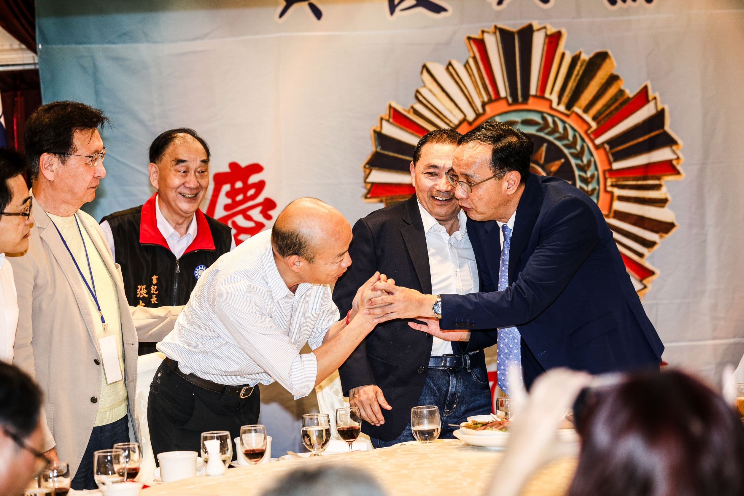 韓國瑜今難得露面,席間與黨主席朱立倫也握手言談。