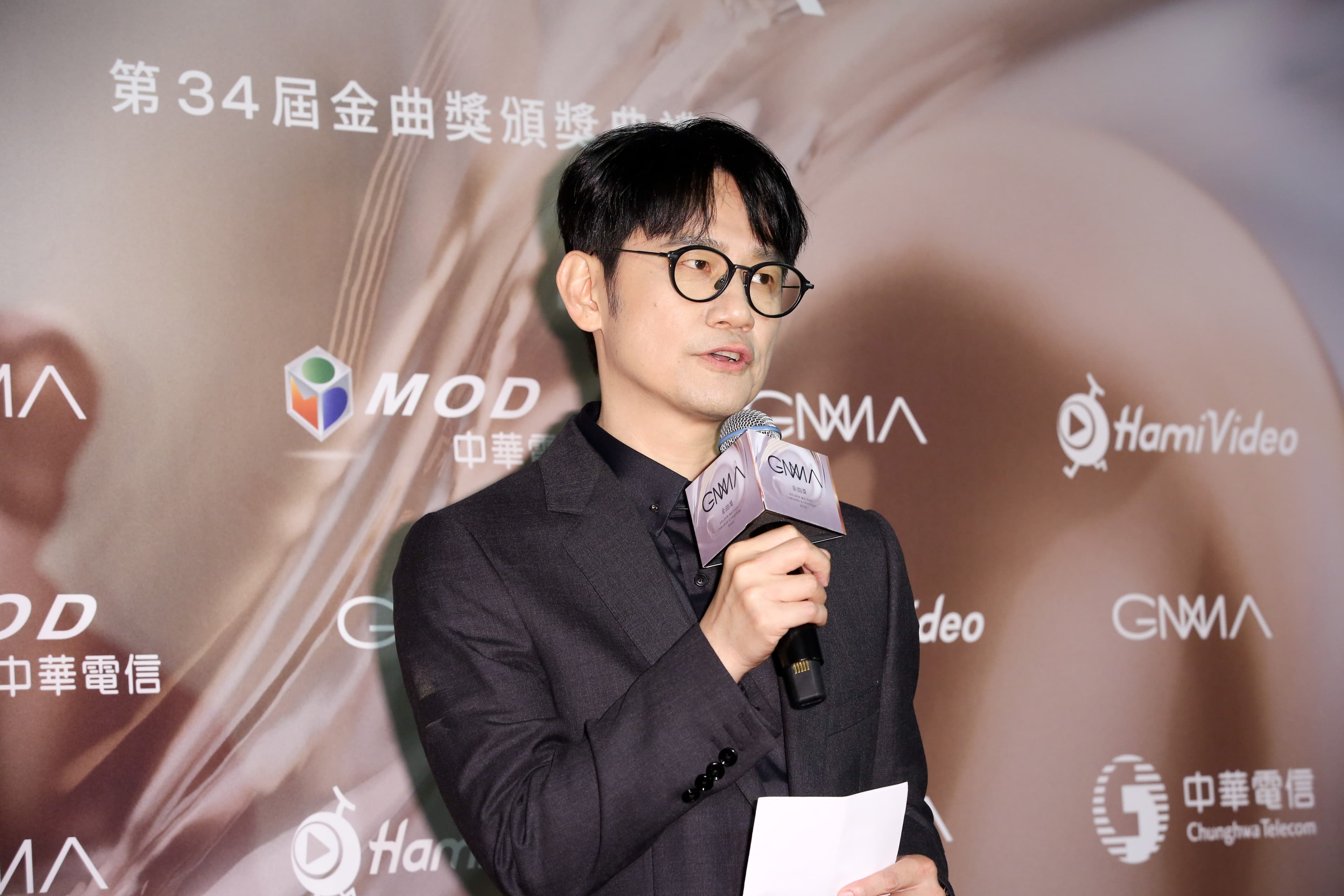 陳建騏指歌王競爭最激烈，並為艾怡良出烏龍緩頰。