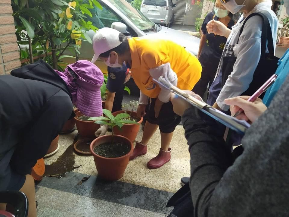 台南市登革熱疫情升溫,環保局清除髒亂孳生源。(南市環保局提供)