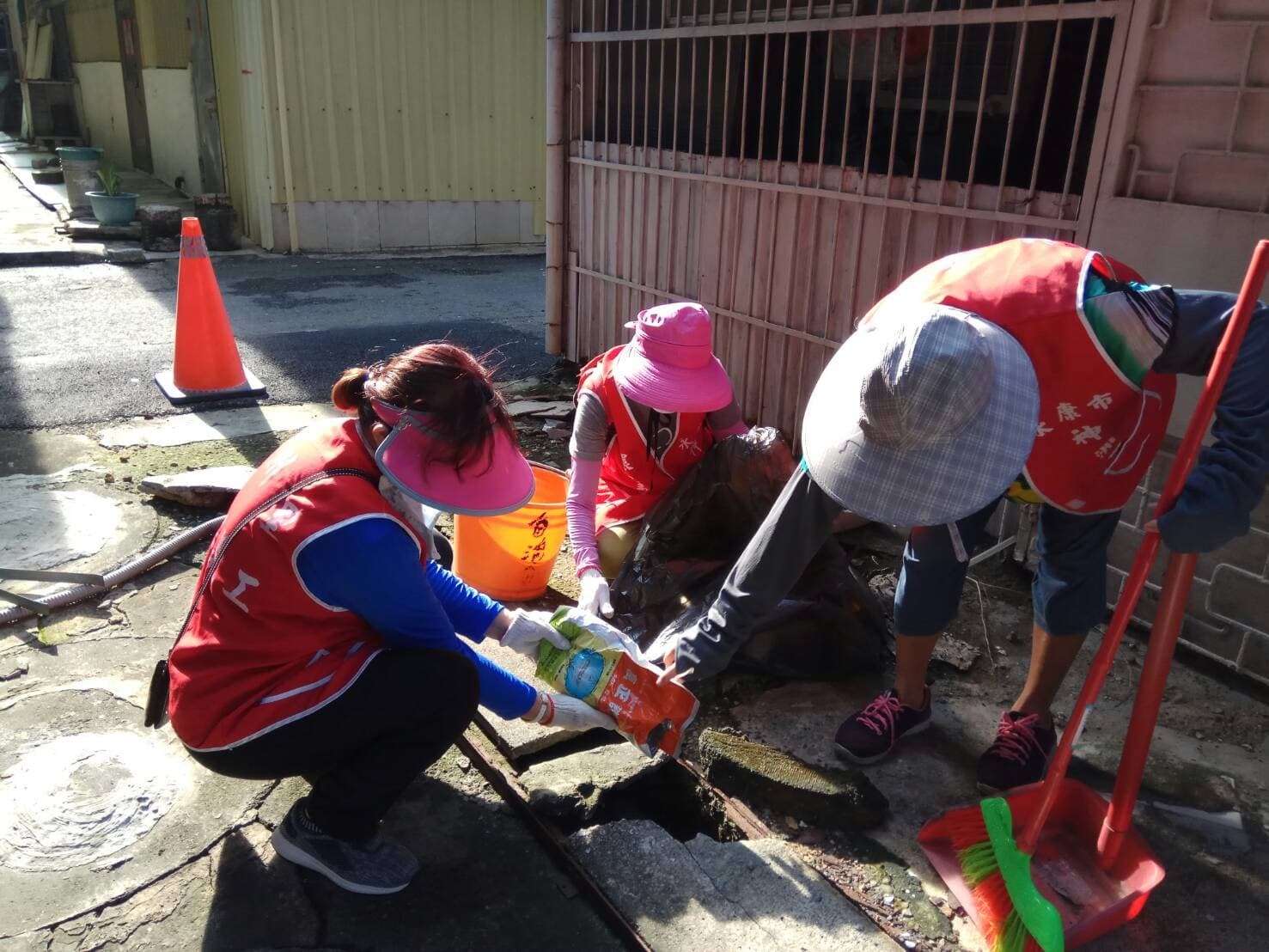台南市登革熱疫情升溫,環保局清除髒亂孳生源。(南市環保局提供)