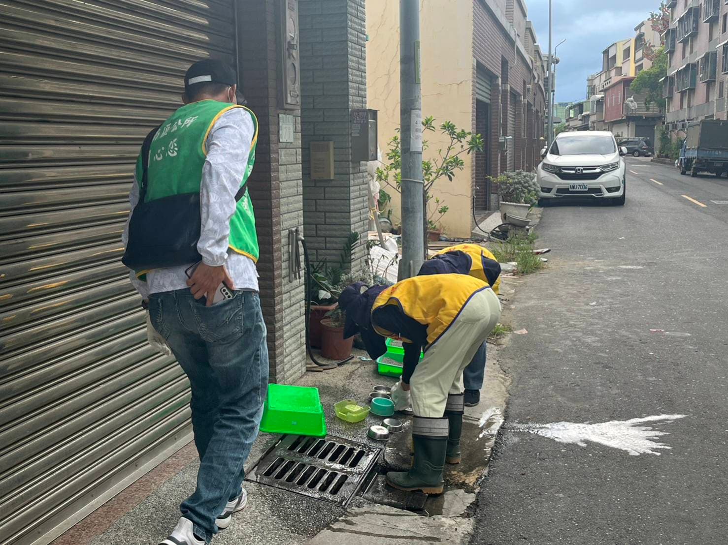 台南市登革熱疫情升溫,環保局清除髒亂孳生源。(南市環保局提供)