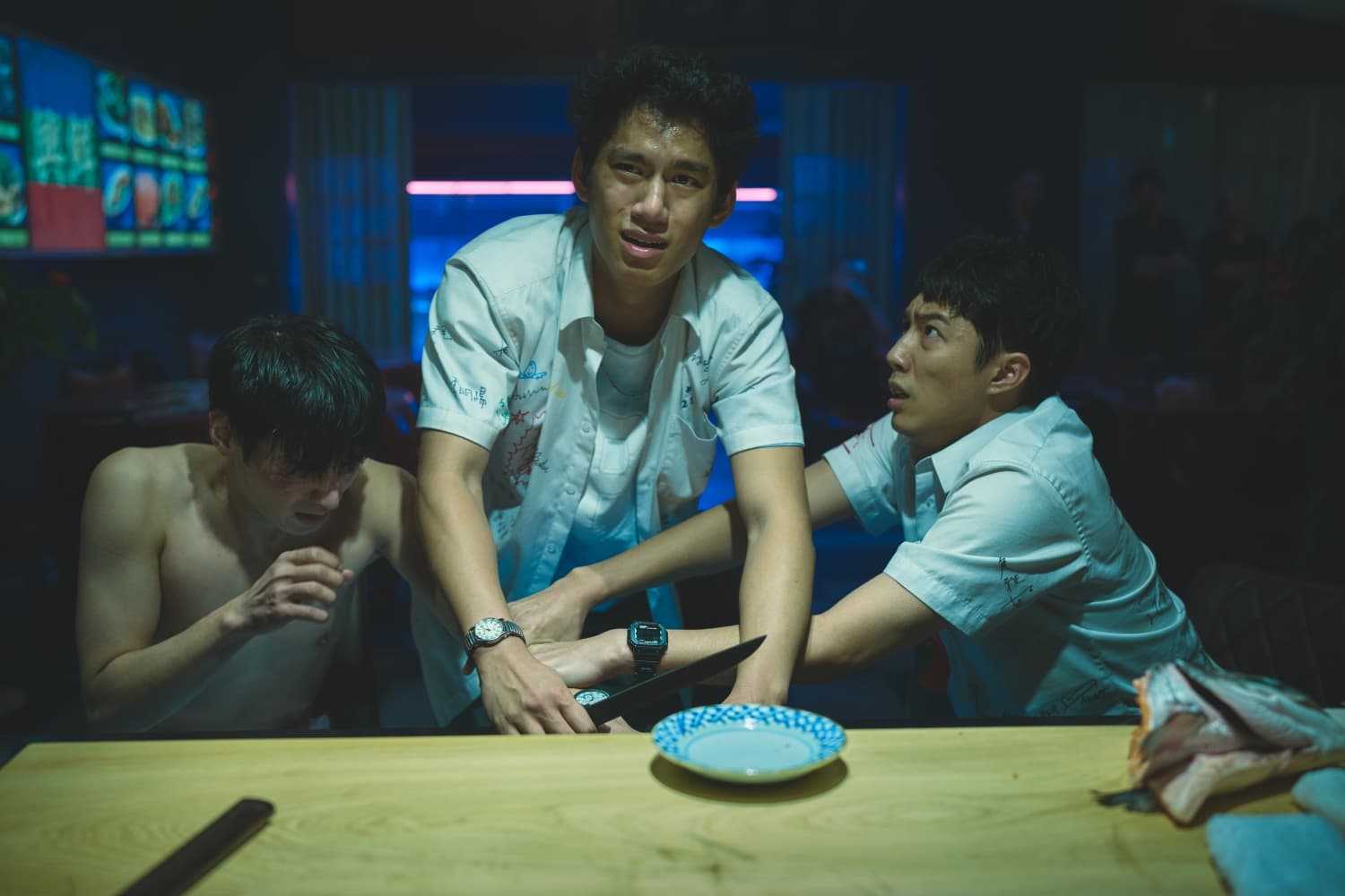宋柏緯(左起)、朱軒洋、蔡凡熙在《黑的教育》演來默契十足,但斷手指的戲拍完三人手指都瘀青。(禾豐九路提供)