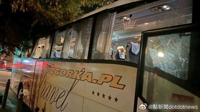 一輛載有41名陸客的遊覽車,行經馬賽時遭暴徒攻擊。(翻自微博)