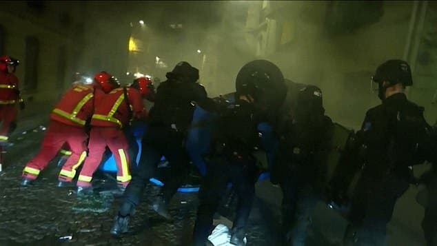 警消試圖控制暴動影響範圍。(翻自《每日郵報》)