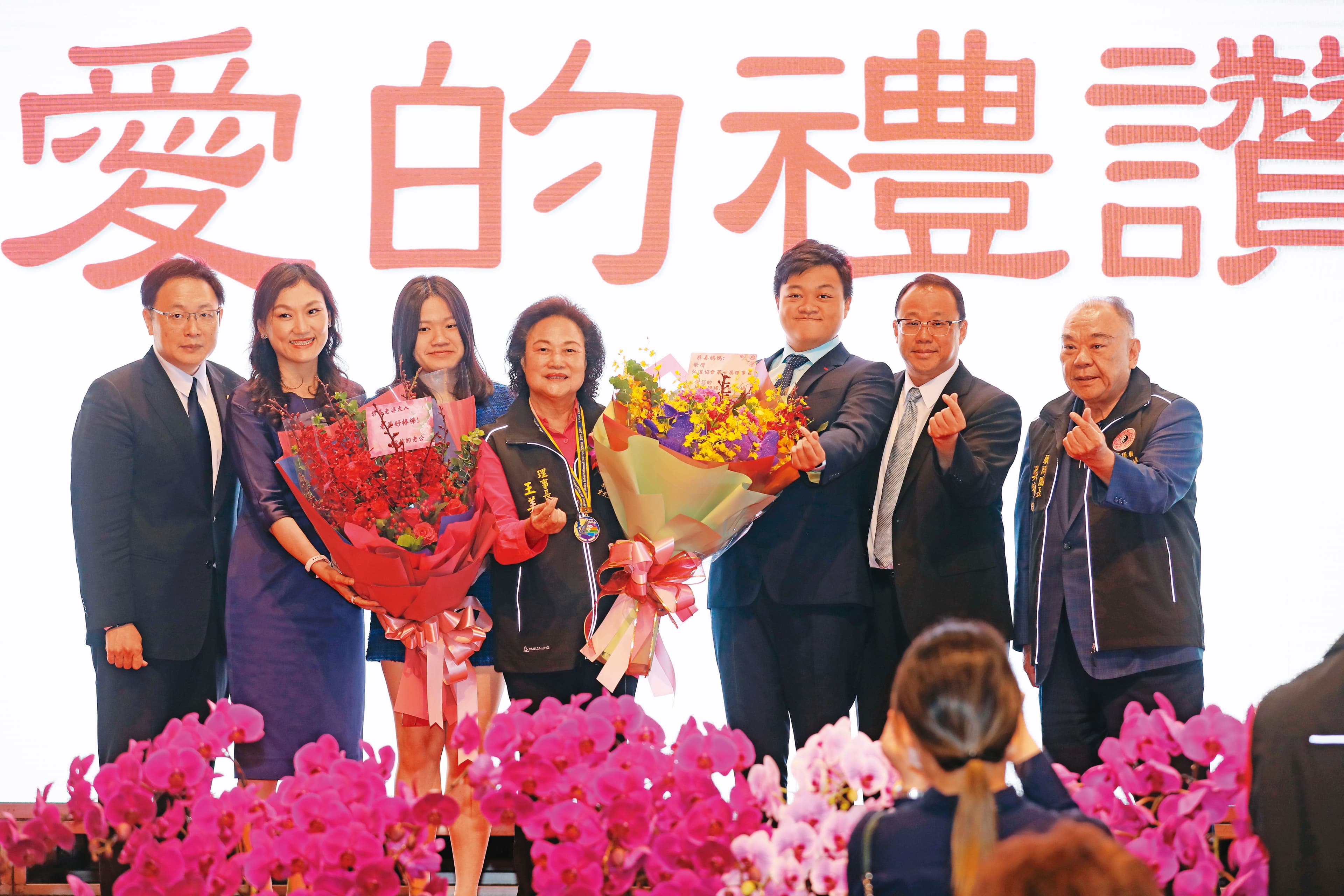 王美雲接任中華道教玄天上帝弘道協會第7屆理事長,先生吳寶田及家人都到場祝賀。
