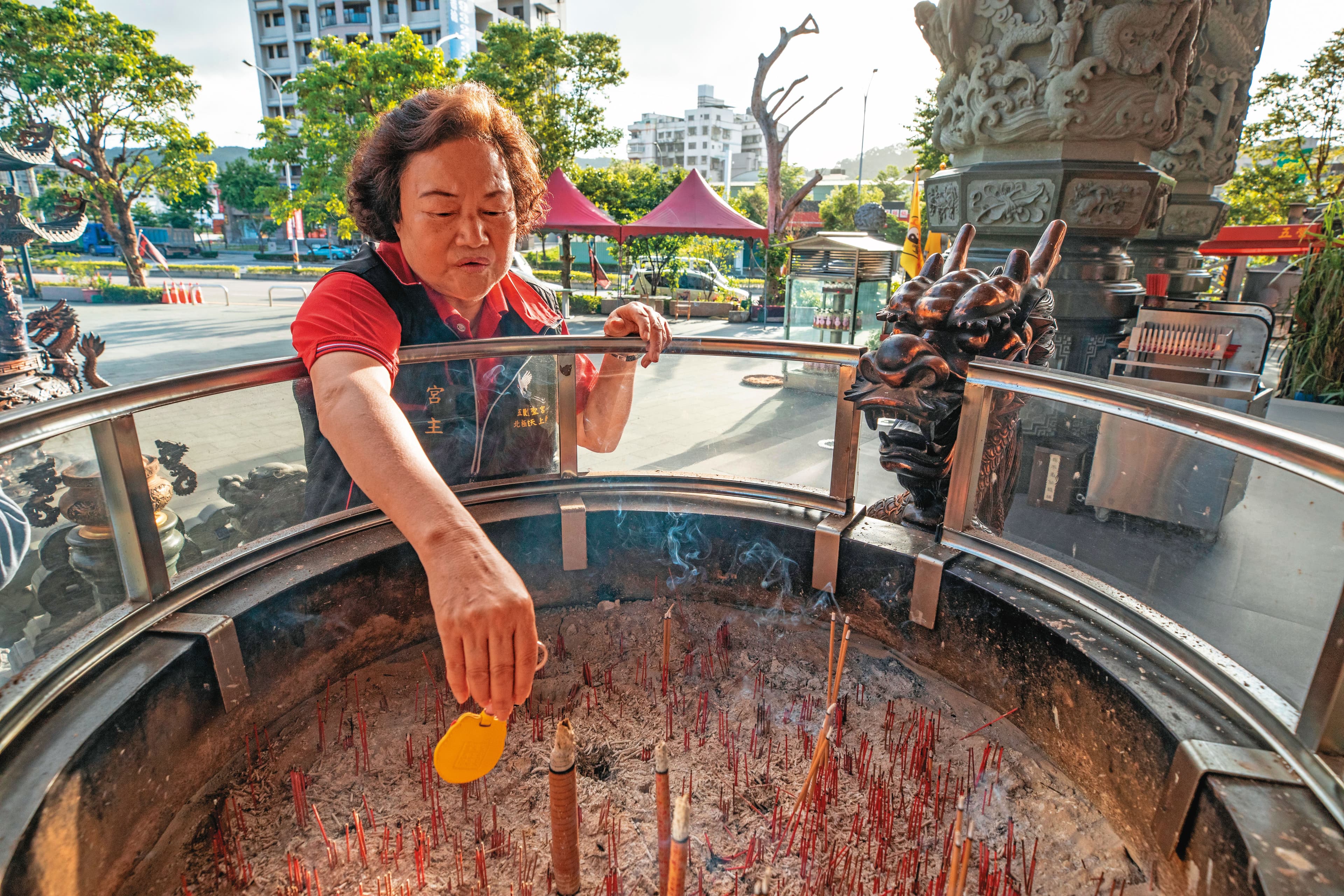 王美雲穿著樸實、作風低調,幾乎天天在賀聖宮忙進忙出。