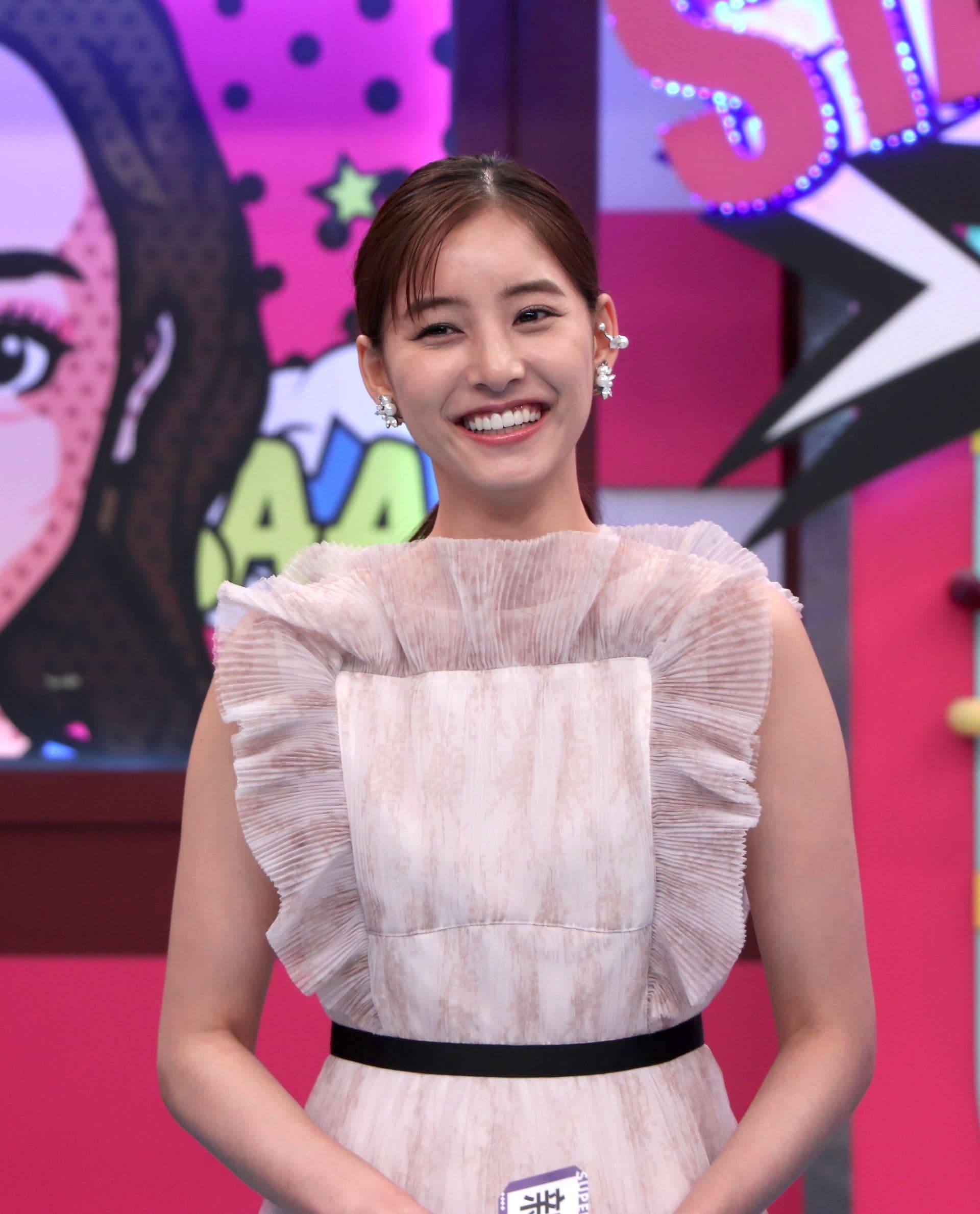 新木優子錄影被吳宗憲逗樂。(中天提供)