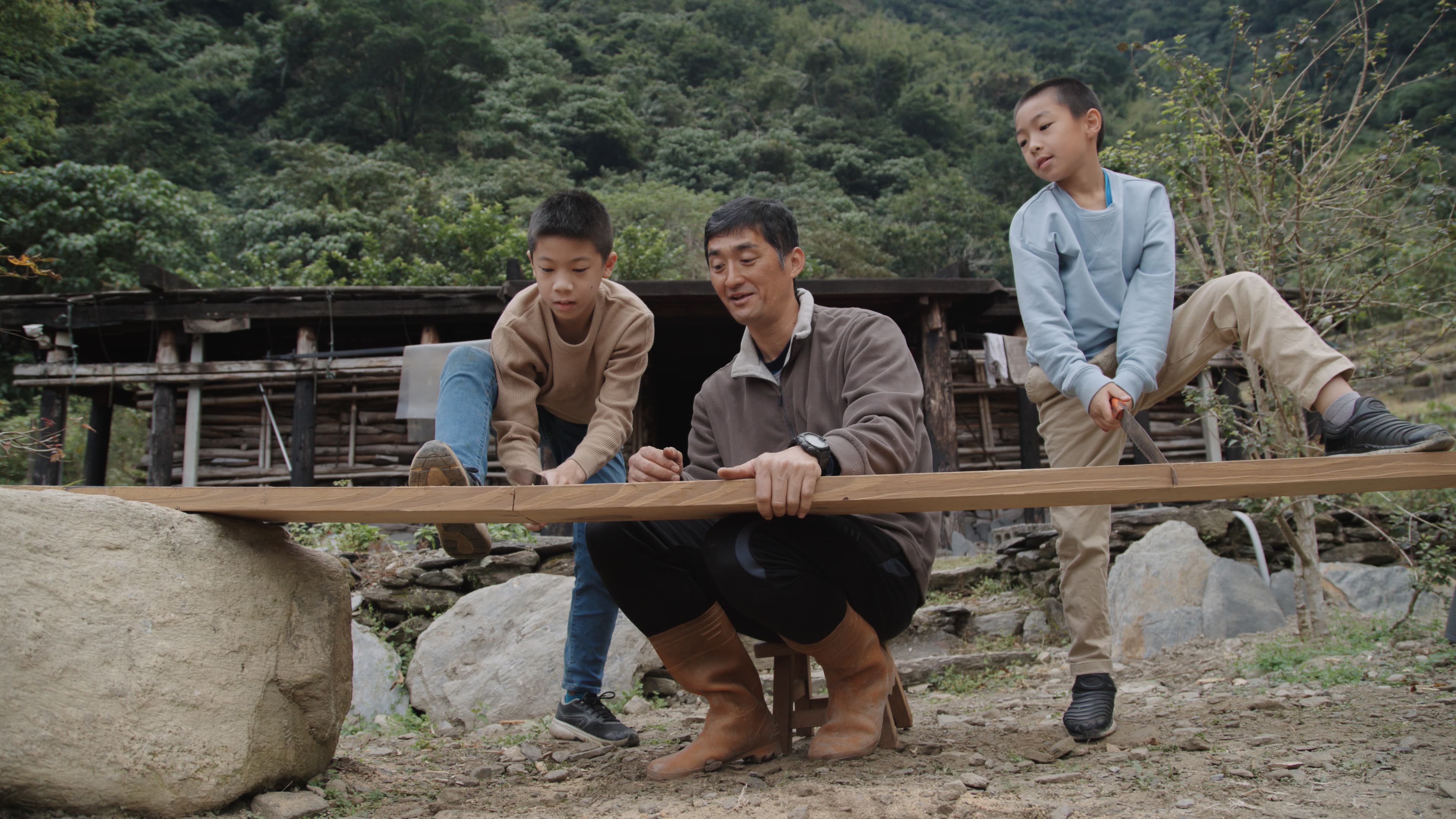 孩子透過在大自然裡練習構築,與土地有更深的互動,更加能掌握材料與工具。(大逆光製作提供)