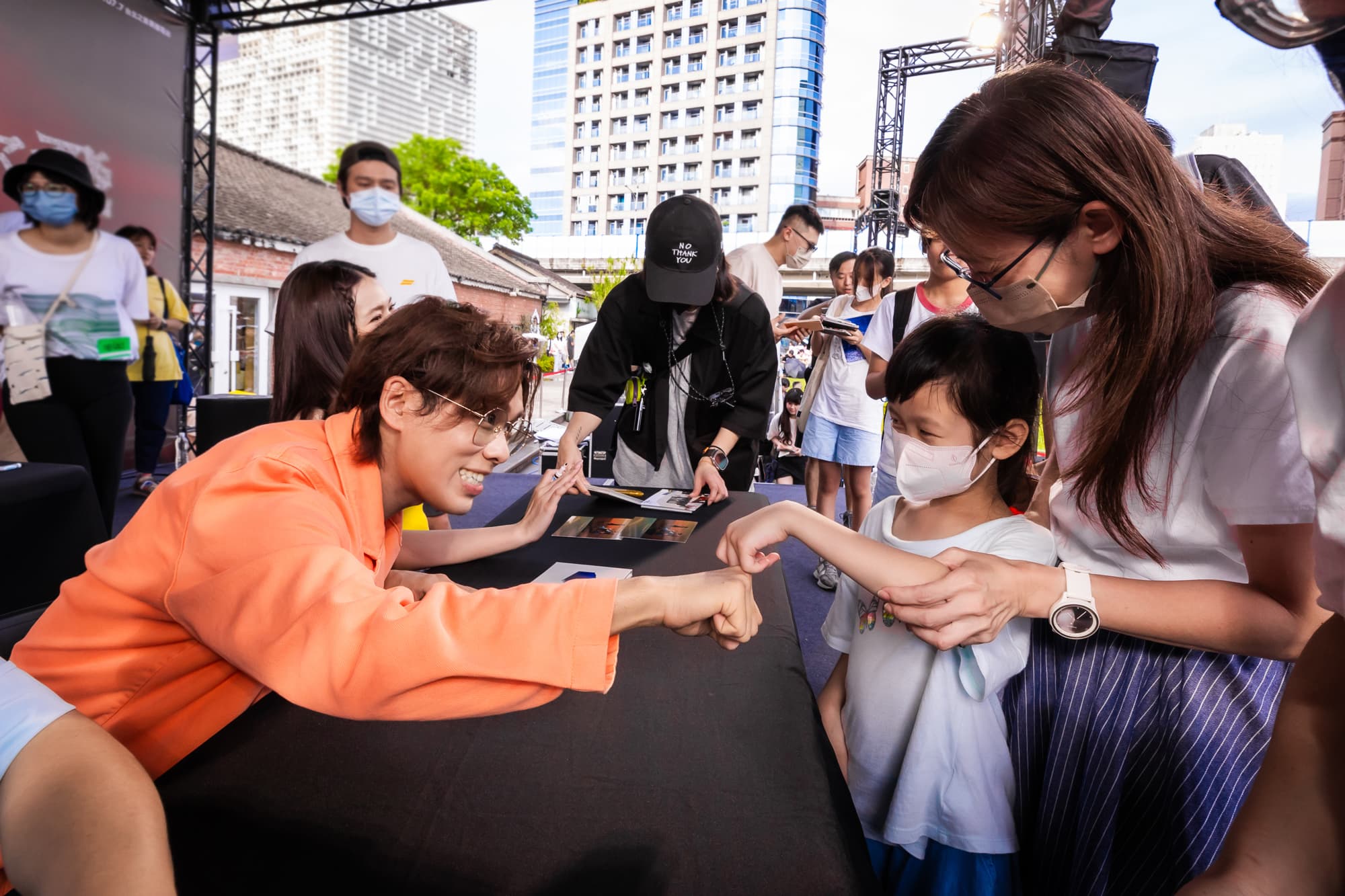 告五人主唱雲安見小粉絲上台開心互動。(相信音樂提供)