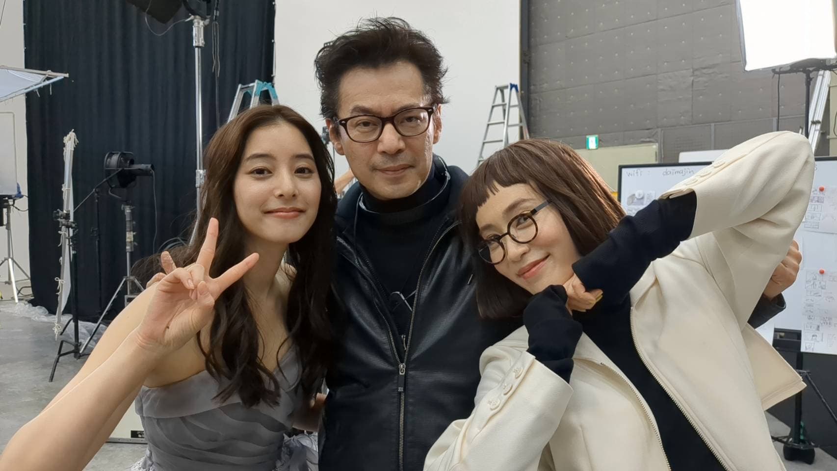 李宰漢導演(中)在片場與新木優子(左)和山口紗彌加在片場開心合影。(天馬行空提供)