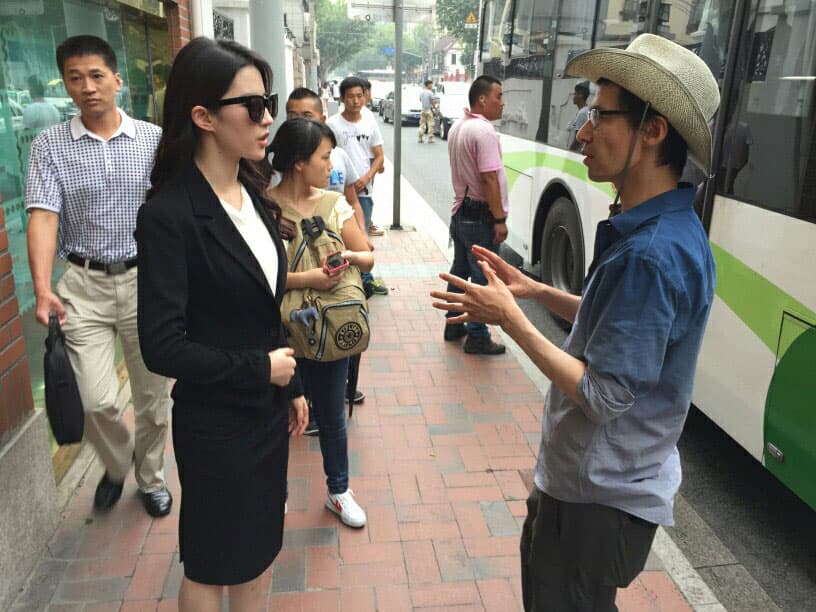 李宰漢導演(右)執導華語片《第三種愛情》與劉亦菲(左前)合作,2人在片場都以英語交談。(翻攝自Daum Movie)
