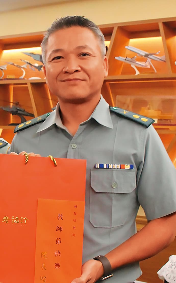 國防大學資決所上校所長賴智明(圖)與小17歲女學生傳出婚外情。(翻攝國防大學臉書)