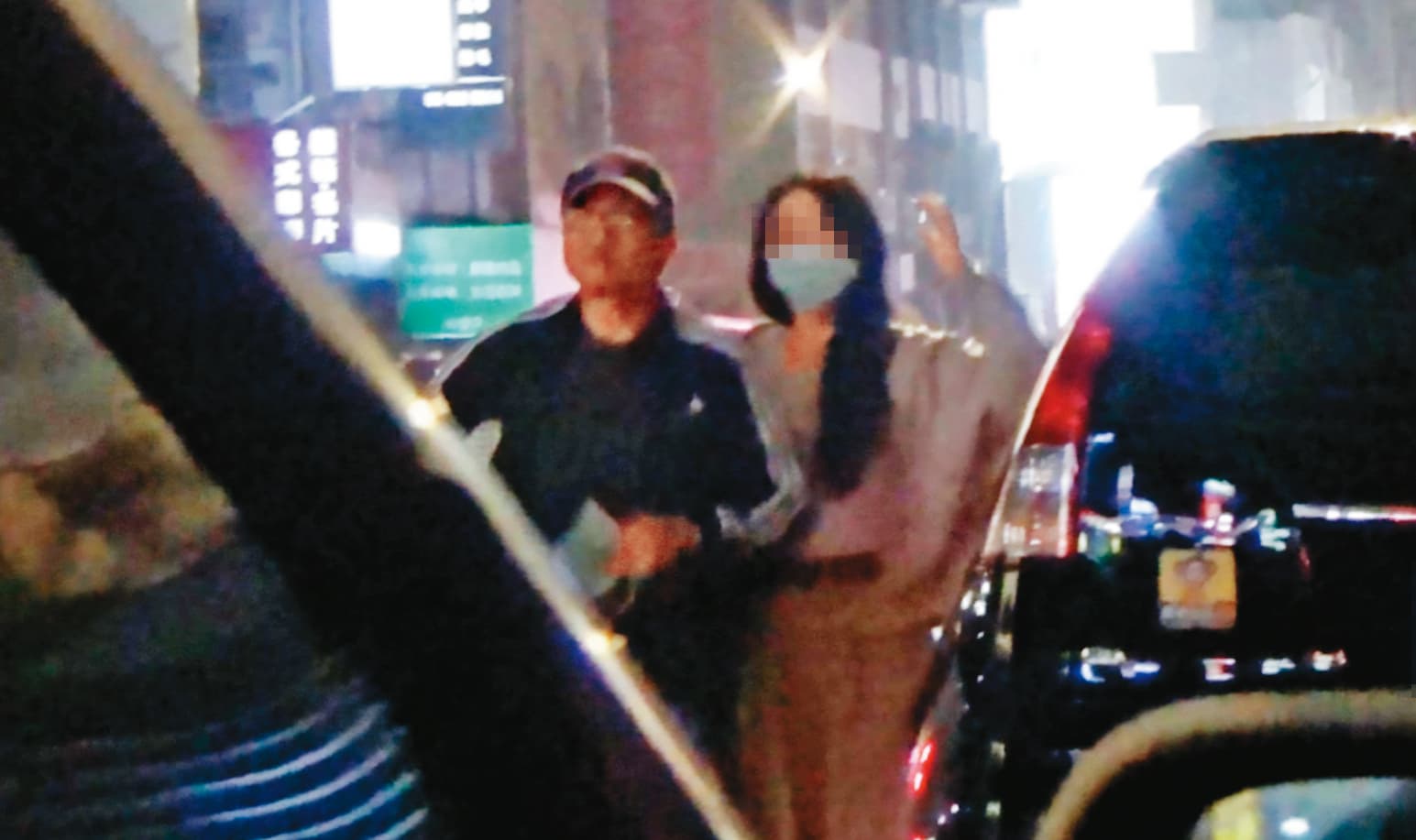 04/13 21:15 賴智明與吳女在外會避免親密互動,最多併肩而行。(讀者提供)