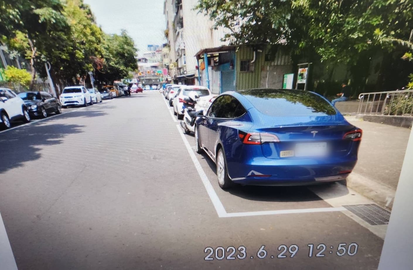 盧姓車主的特斯拉停在路邊卻無故挨撞,氣憤報警。(翻攝畫面)