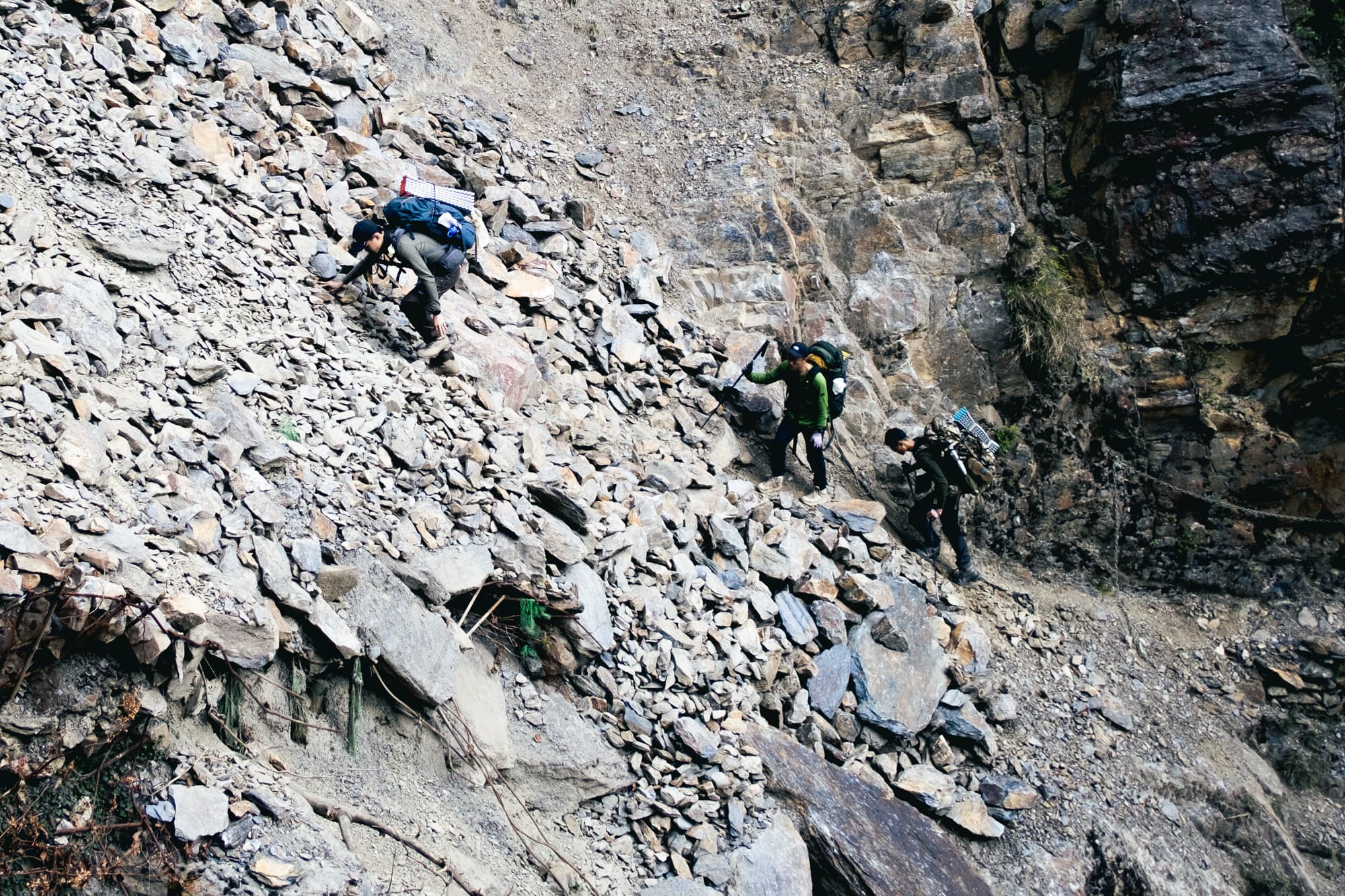 《群山之島2》首集前往的玉山東峰,碎石坡路段連行走都艱難。(公視提供、攝影Katie Chen)