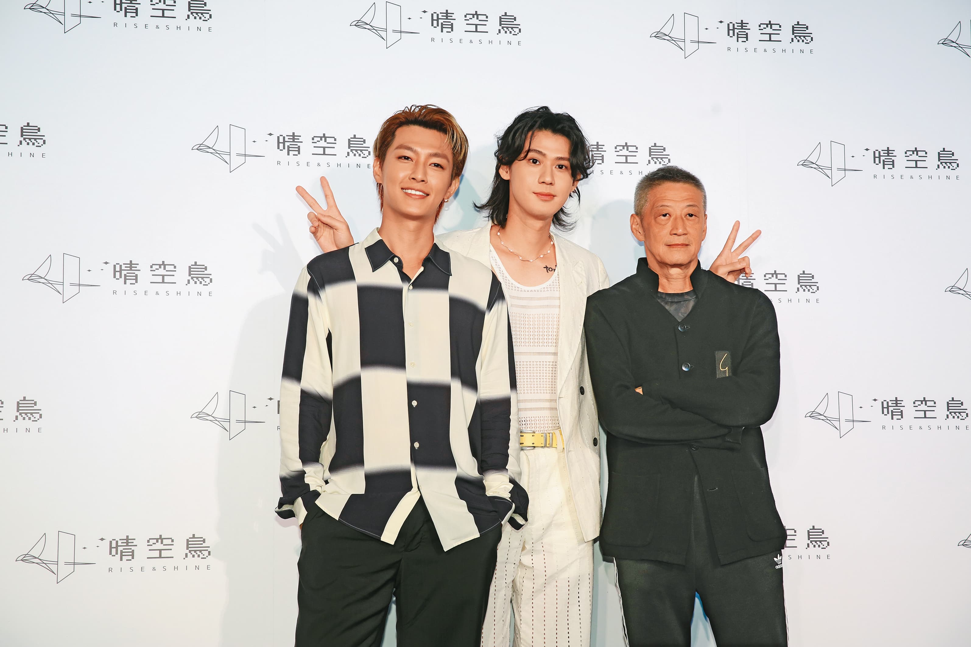 炎亞綸(左)6月初還擴大事業版圖,經營經紀公司簽下李玉璽(中)。右為李亞明。