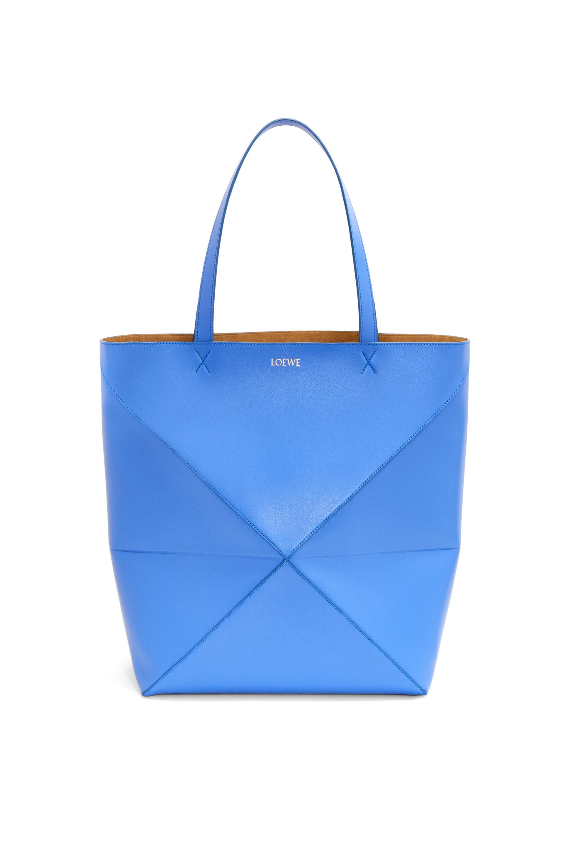 Puzzle Fold天空藍大型托特包。NT$71,000(LOEWE提供)