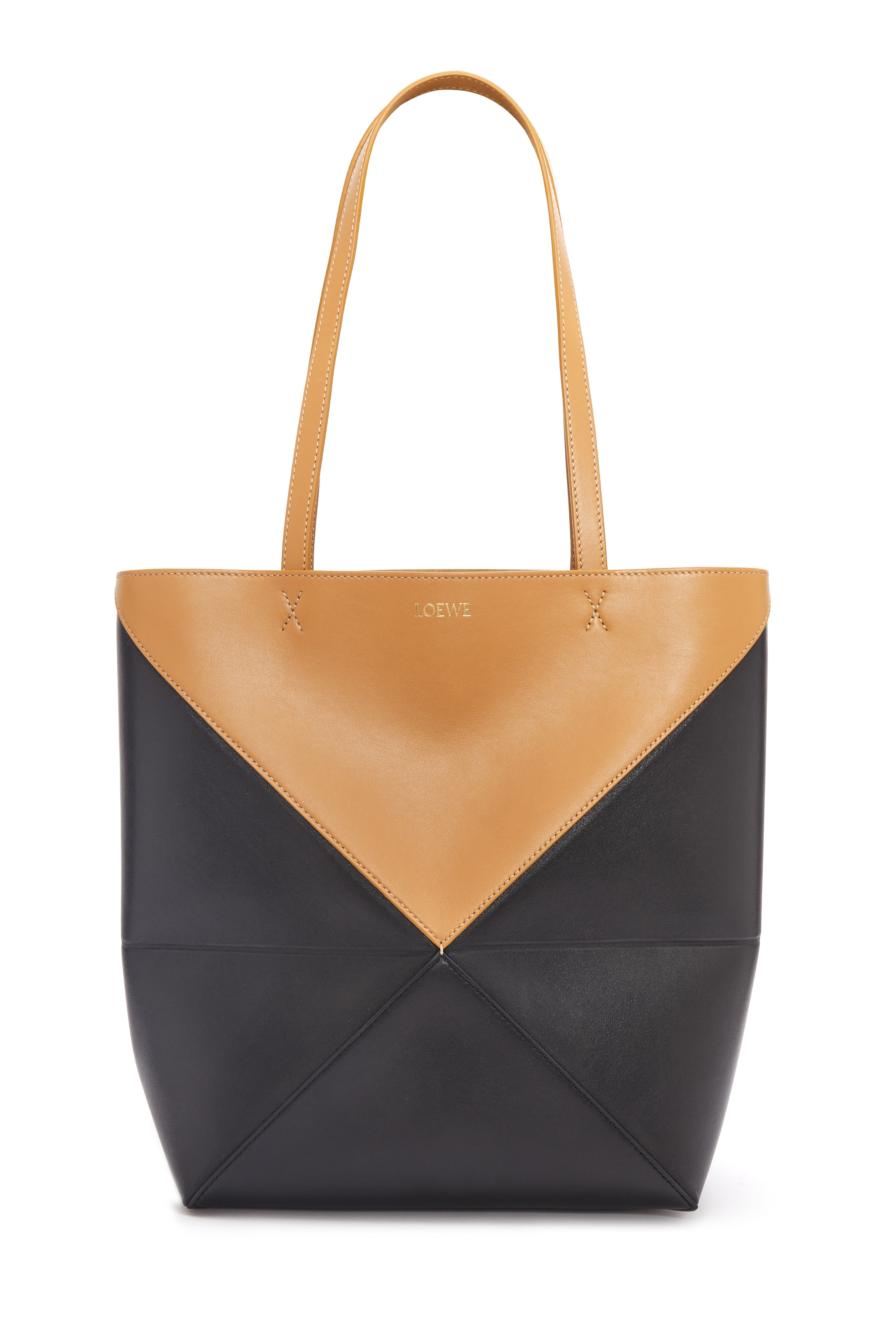 Puzzle Fold沙色拼接大型托特包。價格店洽(LOEWE提供)