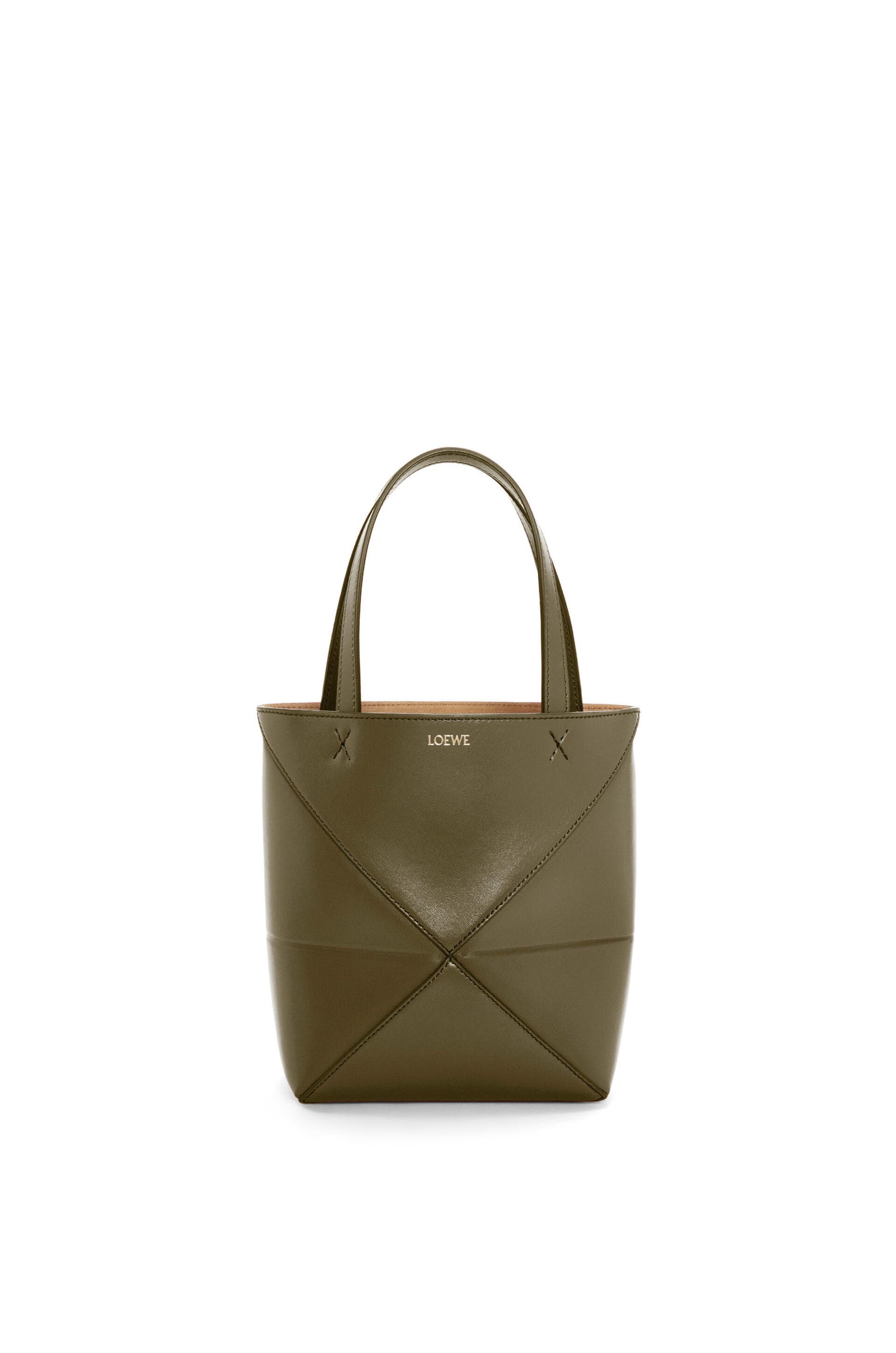 Puzzle Fold橄欖綠迷你托特包。NT$49,000(LOEWE提供)