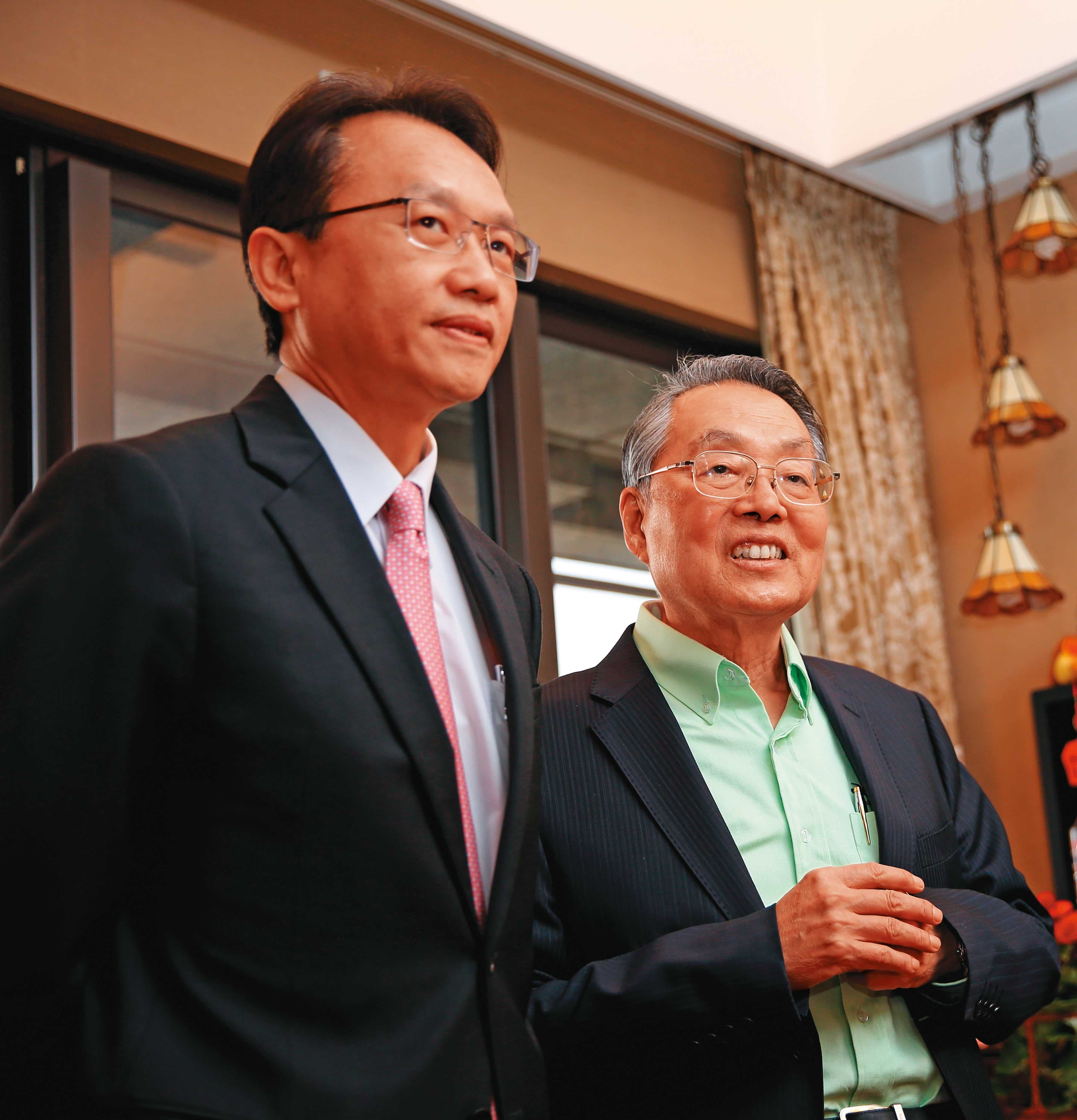 施振榮(右)欽點陳俊聖(左)接班,成功讓宏碁的品牌價值從谷底翻身。