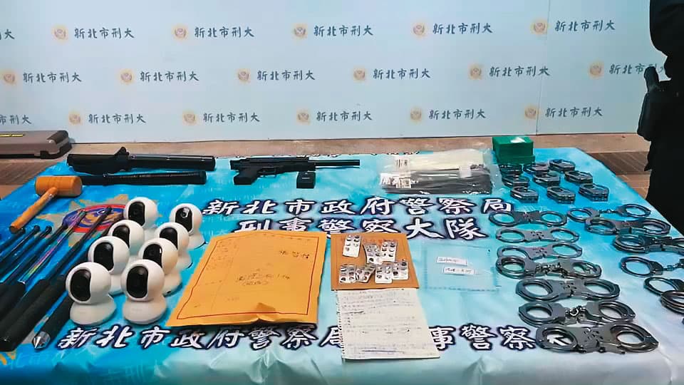 警方查扣詐團的做案工具,數量眾多擺滿整桌。(警方提供)