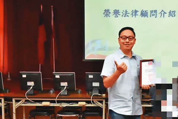 律師陳士綱(圖)協助杜承哲監控成員口供內容及偵辦進度。(翻攝陳男律師事務所臉書)