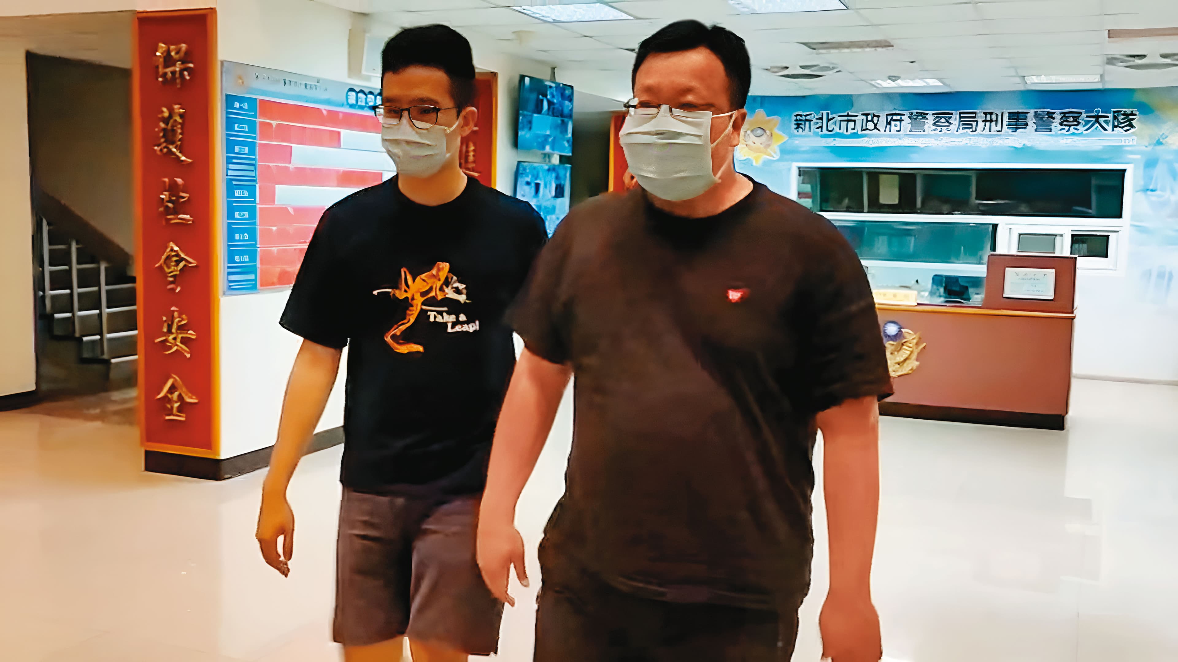寧夏路派出所長葉育忻(右)涉嫌洩露個資及偽造公文書,助杜承哲黑吃黑。(翻攝鏡新聞)